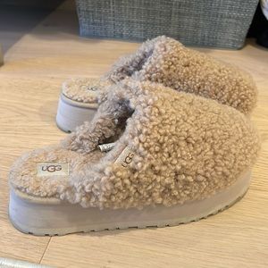UGG maxi curly sherpa platform slippers size 7, excellent condition